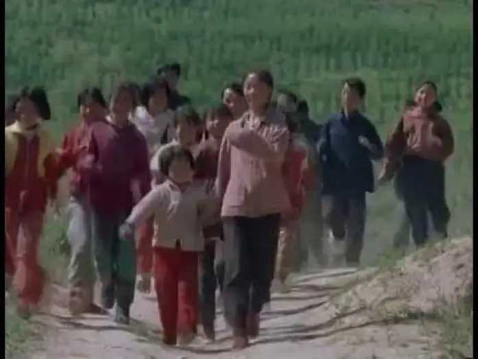 Wideo do filmu Wszyscy albo nikt — Not One Less 一个都不能少 (1999) Trailer