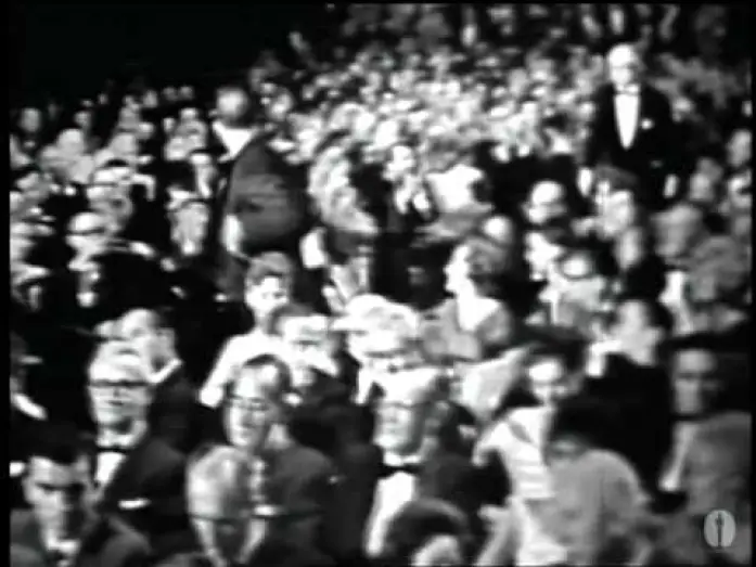 Wideo do filmu Garsoniera — Billy Wilder winning the Oscar® for Writing‬‬‬‬ "The Apartment"