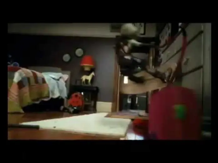 Wideo do filmu Obcy na poddaszu — Pequeños invasores (2009) - Trailer Oficial Español [HQ]