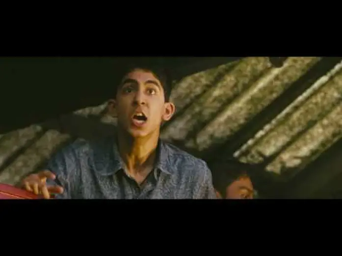 Wideo do filmu Slumdog. Milioner z ulicy — Film Clip - Latika At The Train Station