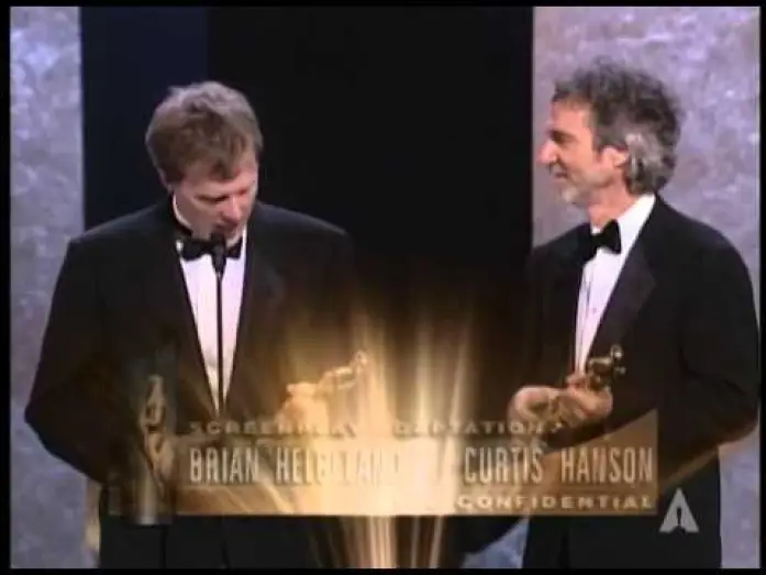 Wideo do filmu Tajemnice Los Angeles — "L.A. Confidential" winning Best Adapted Screenplay