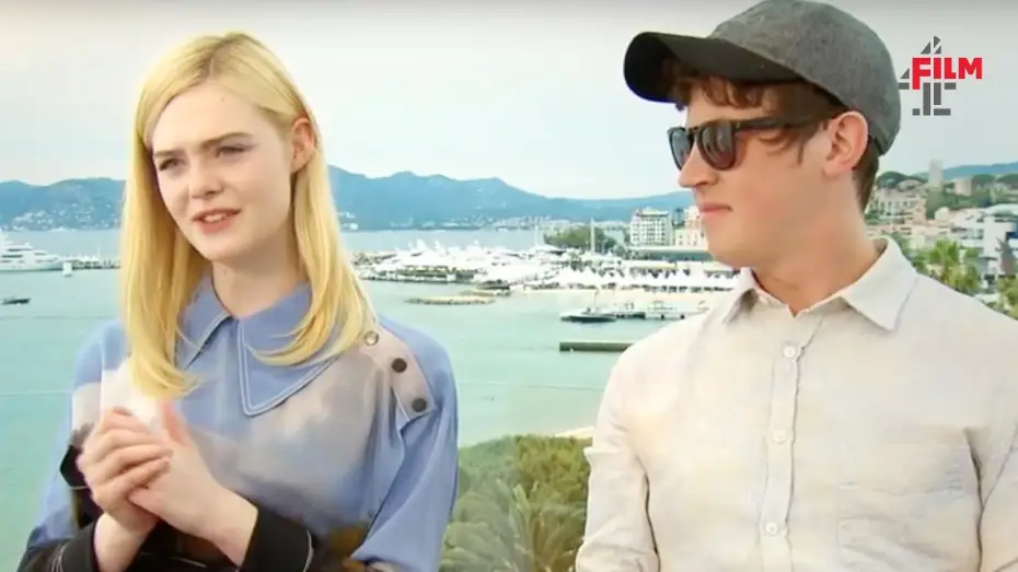 Wideo do filmu Jak rozmawiać z dziewczynami na prywatkach — Neil Gaiman, Elle Fanning & more on How To Talk To Girls At Parties