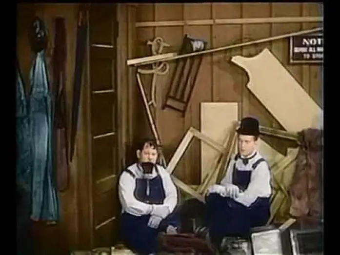 Wideo do filmu Pracusie — Laurel and Hardy  In Colour ( from busy bodies ) the best bit!