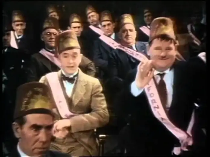 Wideo do filmu Synowie Pustyni — LAUREL ET HARDY les compagnons de la noubacolorisé 1