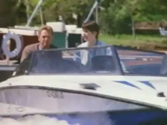Wideo do filmu Piranha — Mila Kunis - Piranha 1995 Trailer