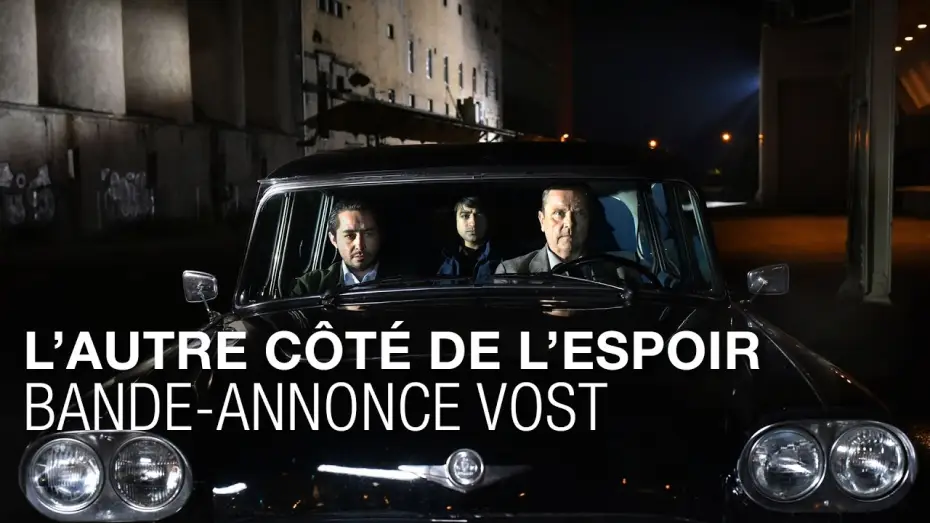 Wideo do filmu Po tamtej stronie — L'AUTRE CÔTÉ DE L'ESPOIR - Bande-annonce VOST - Aki Kaurismäki
