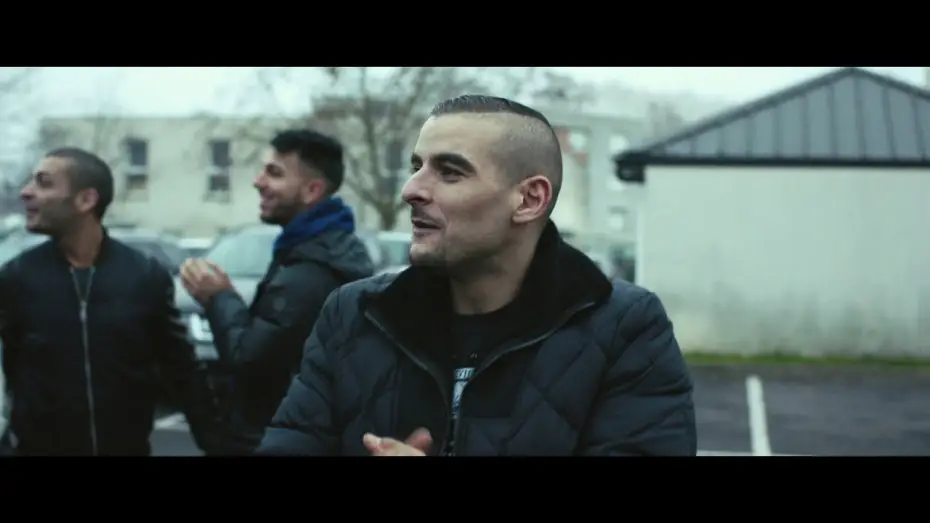 Wideo do filmu Bliscy wrogowie — FRÈRES ENNEMIS - Extrait 1