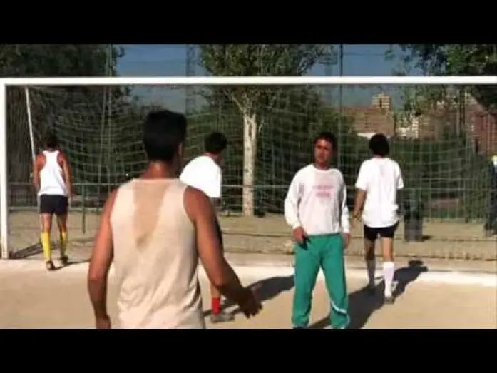 Wideo do filmu Dni futbolu — Dias de Futbol - Primer partido