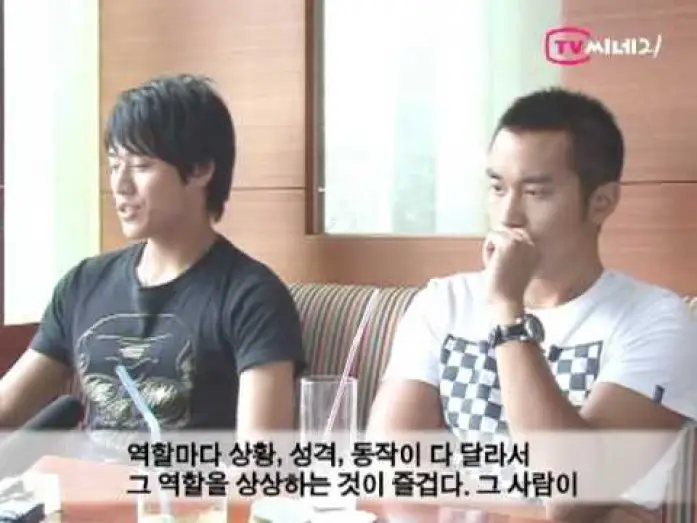 Wideo do filmu 盛夏光年 — Eternal Summer Cast Interview in Korea 《盛夏光年》张睿家和张孝全韩国专访