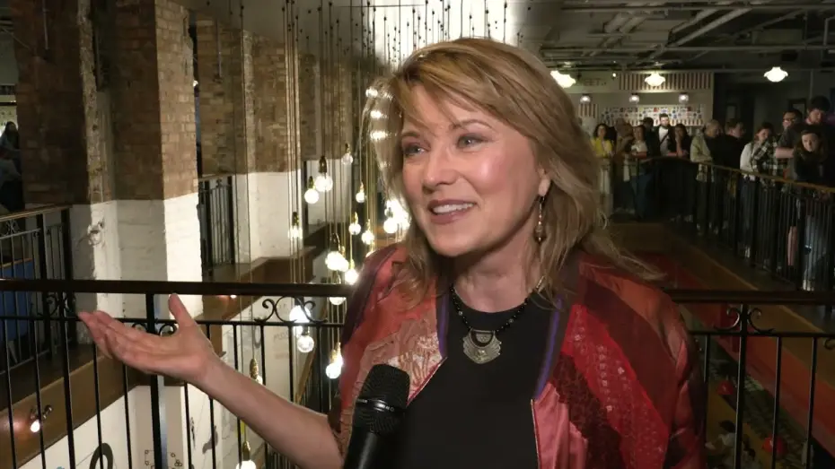 Wideo do filmu Never Look Away — Lucy Lawless talks Never Look Away at Sundance London