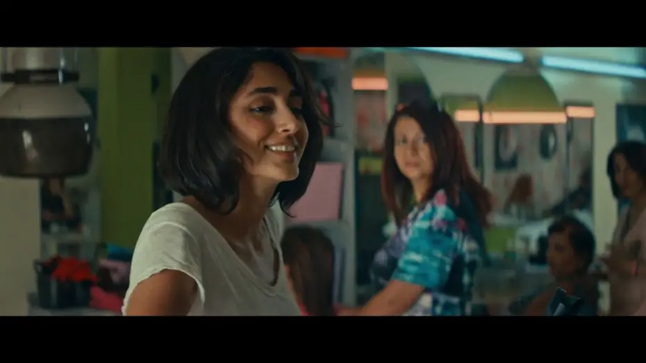 Wideo do filmu Arab Blues — Un divan à Tunis - Teaser : "salon de coiffure" [VF]