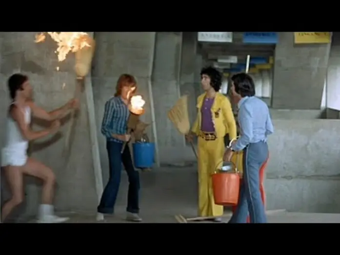 Wideo do filmu Les Fous du stade — La flamme olympique et les Charlots dans "Les fous du Stade" - (2 extraits du film de 1972).