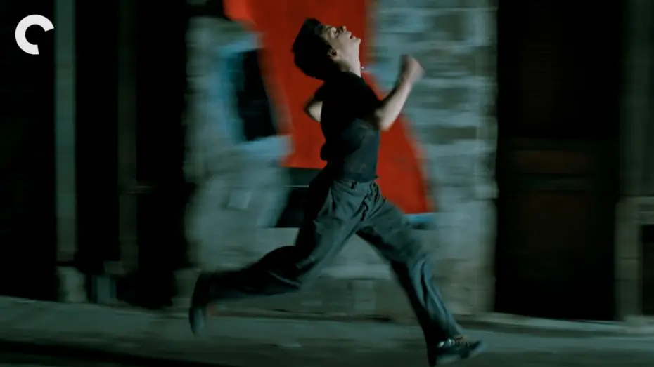 Wideo do filmu Zła Krew — Denis Lavant on Running, Dancing, & Parachuting in Leos Carax’s MAUVAIS SANG (Excerpt)