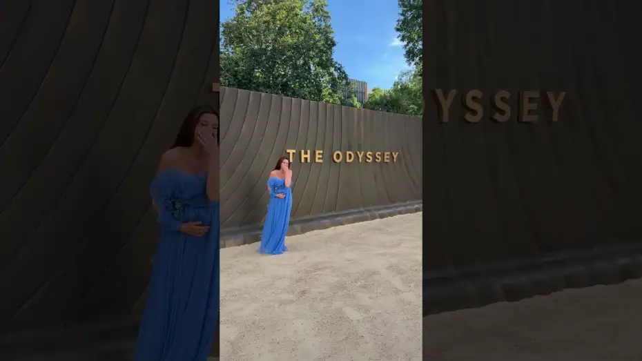 Wideo do filmu Odyseja — Anne Hathaway graces the carpet at the World Premiere of The Odyssey.