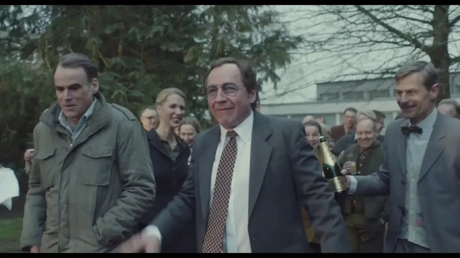 Wideo do filmu Curveball - Wir machen die Wahrheit — Trailer Oficial | Guerra de Mentiras | Johannes Naber | Estreno 9 de Abril.