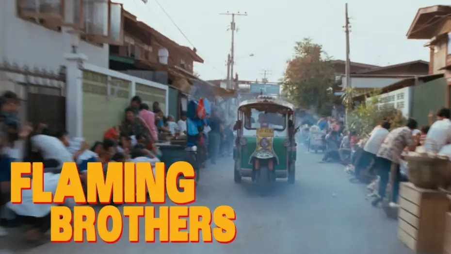 Wideo do filmu 江湖龍虎鬥 — Tuk-tuk chase sequence through a bustling Thai marketplace