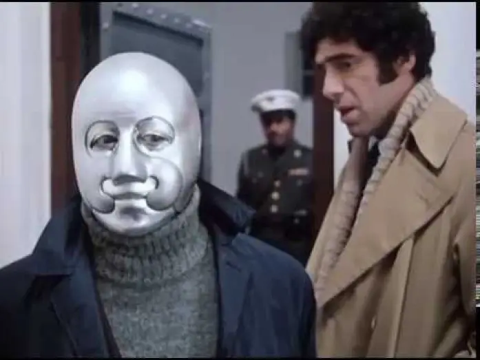 Wideo do filmu Who? — elliot gould interrogates a robot spy...