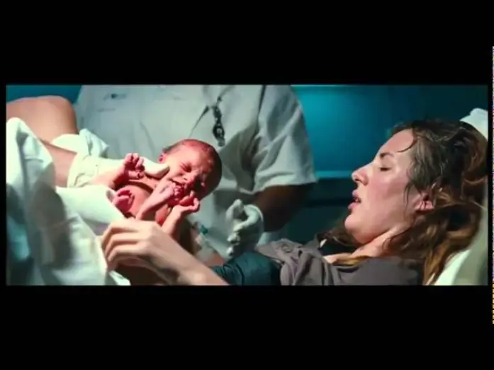 Wideo do filmu Un heureux événement — TRAVOLTI DALLA CICOGNA (Lieto evento) - Trailer