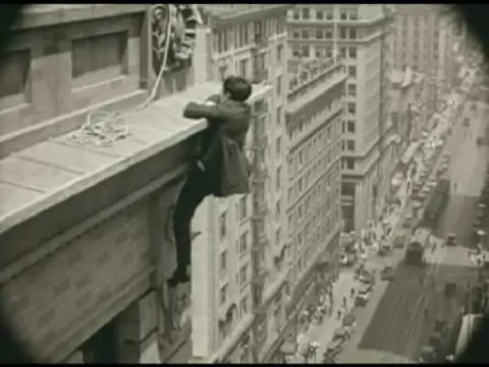 Wideo do filmu Jeszcze wyżej — Harold Lloyd's "Safety Last"- 1923