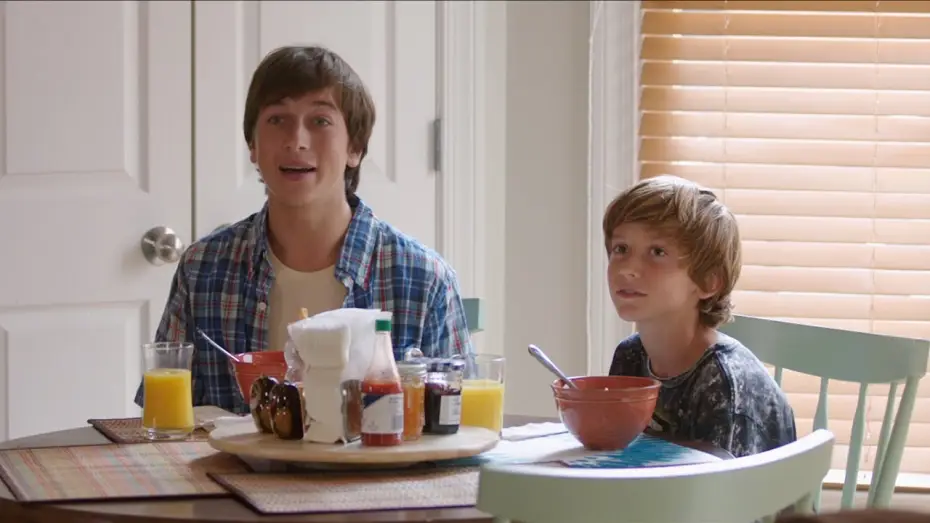 Wideo do filmu W nowym zwierciadle: Wakacje — "Kevin and James" Featurette