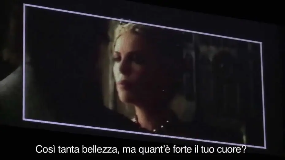 Wideo do filmu Królewna Śnieżka i Łowca — Biancaneve e il Cacciatore - Charlize Theron interpreta la Regina (sottotitoli in italiano)