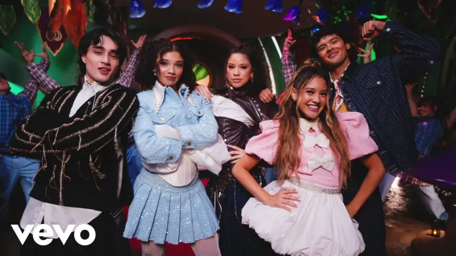 Wideo do filmu Descendants: Wicked Wonderland — Descendants Wicked Wonderland - Cast - Perfect Princess (Disneyland Park Version)
