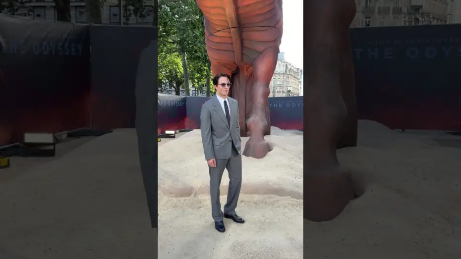 Wideo do filmu Odyseja — Robert Pattinson aka the sinister Antinuous at The Odyssey World Premiere.