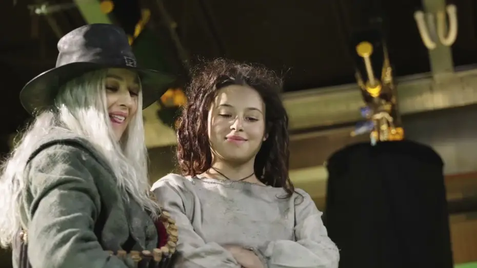 Wideo do filmu La befana vien di notte 2 - Le origini — La Befana Vien di Notte 2 con Zoe Massenti, Monica Bellucci e Fabio De Luigi | Il backstage HD