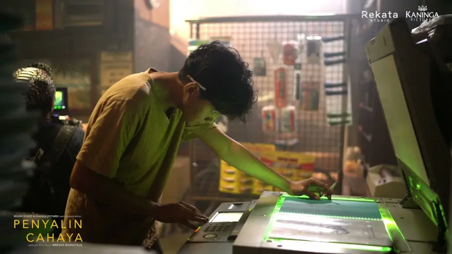Wideo do filmu Ksero — Chicco Kurniawan - tukang fotokopi di film PENYALIN CAHAYA