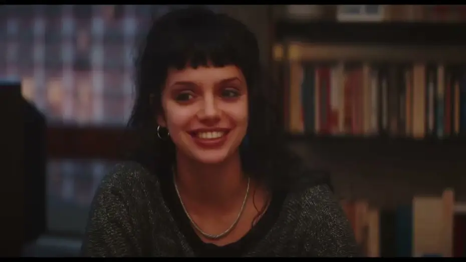 Wideo do filmu Pasażerowie nocy — LES PASSAGERS DE LA NUIT de Mikhaël Hers - Bande-annonce - au cinéma le 4 mai