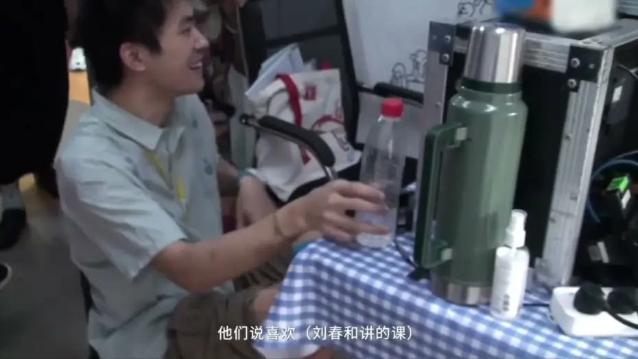 Wideo do filmu 小小的我 — 【易烊千玺】刘春和老师的一则片场花絮【Jackson Yee】