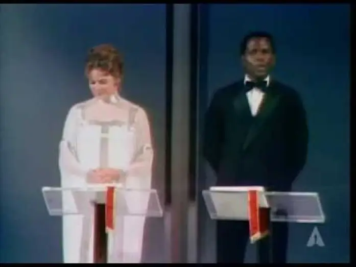 Wideo do filmu Nasz cudowny samochodzik — Ingrid Bergman, Sidney Poitier and the UCLA Marching Band: 1969 Oscars