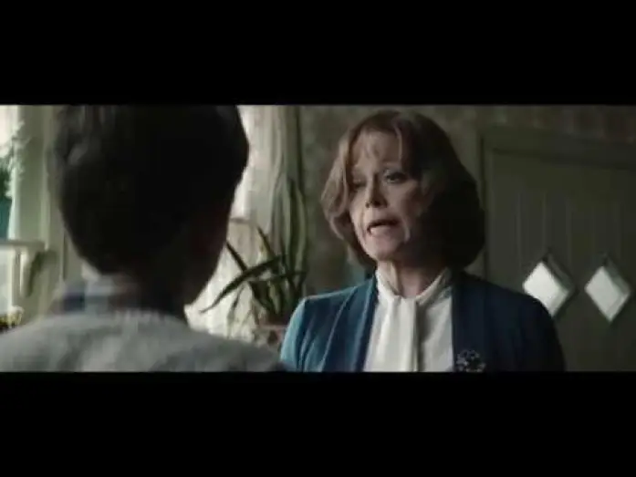 Wideo do filmu Siedem minut po północy — QUELQUES MINUTES APRES MINUIT - Extrait Une petite conversation - VF