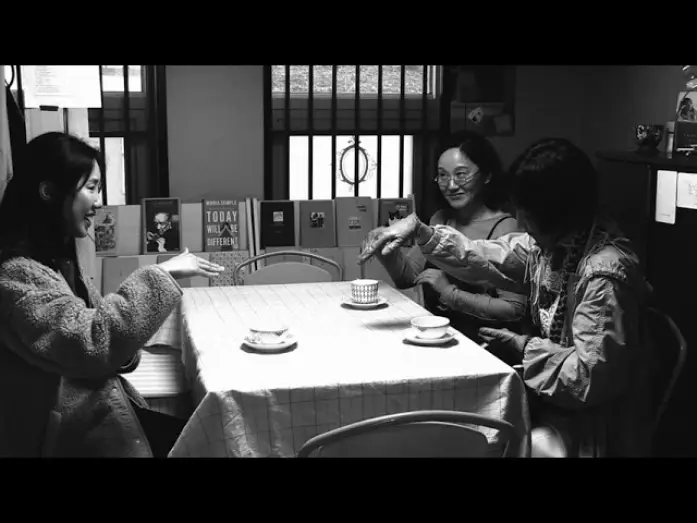 Wideo do filmu 소설가의 영화 — LA ROMANCIÈRE, LE FILM ET LE HEUREUX HASARD - Bande-annonce