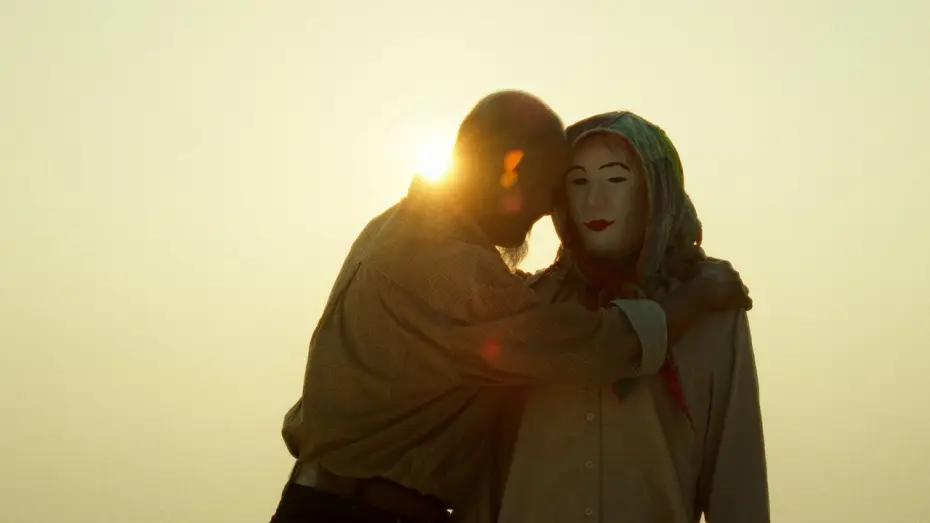Wideo do filmu Nấm Mồ Lý Tưởng — Bury Us in a Lone Desert - trailer | IFFR 2025