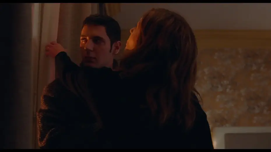 Wideo do filmu Chambre 212 — L'HOTEL DEGLI AMORI SMARRITI - Clip - Come fai a essere così giovane?