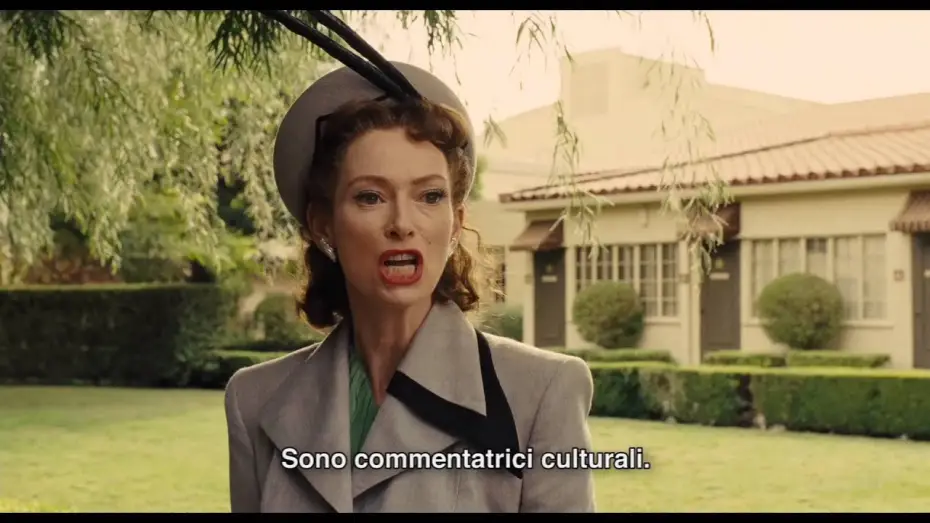 Wideo do filmu Ave, Cezar! — AVE, CESARE! dei fratelli Coen - Featurette "L'editorialista di gossip" (sottotitoli in italiano)