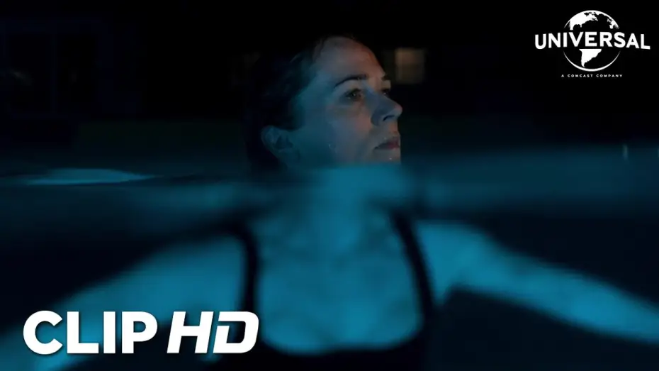 Wideo do filmu Przeklęta woda — Clip - Algo extraño sucede mientras Eve está en la piscina