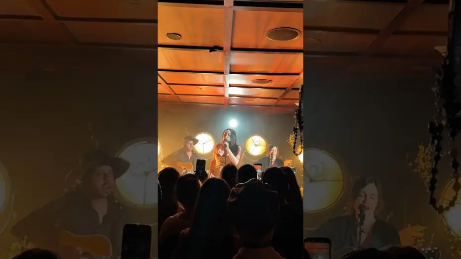 Wideo do filmu Reminders of Him. Cząstka Ciebie, którą znam — Last night, Noah Cyrus took the stage to perform “Light Over the Hill”.