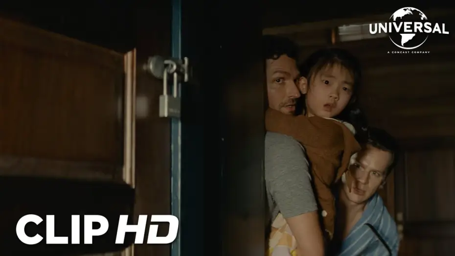 Wideo do filmu Pukając do drzwi — Clip - Eric ataca a Sabrina mientras Andrew y Wen intentan escapar