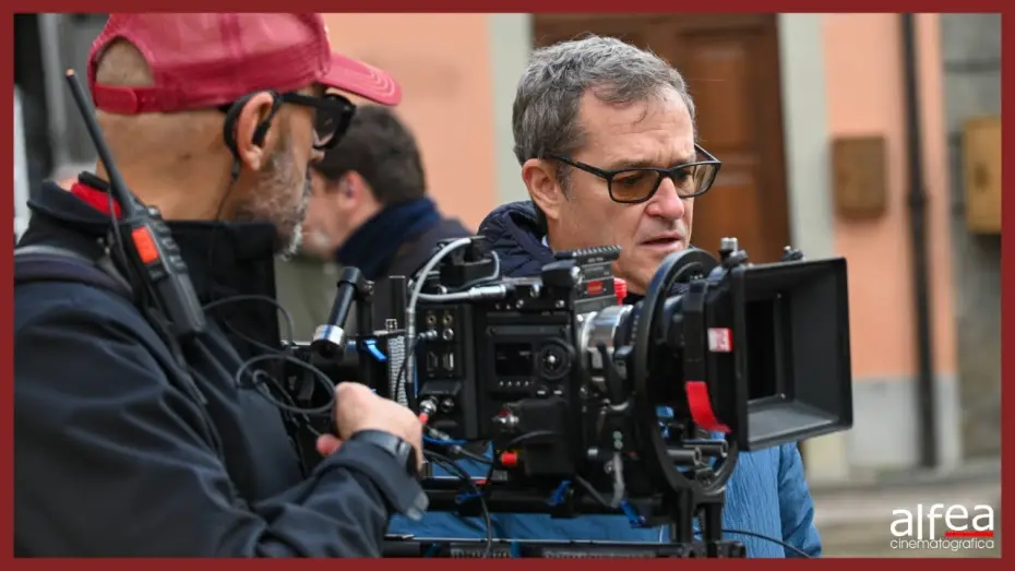 Wideo do filmu Per un nuovo domani — Il Backstage di "Per un Nuovo Domani", una coproduzione di Alfea Cinematografica e Rai Fiction