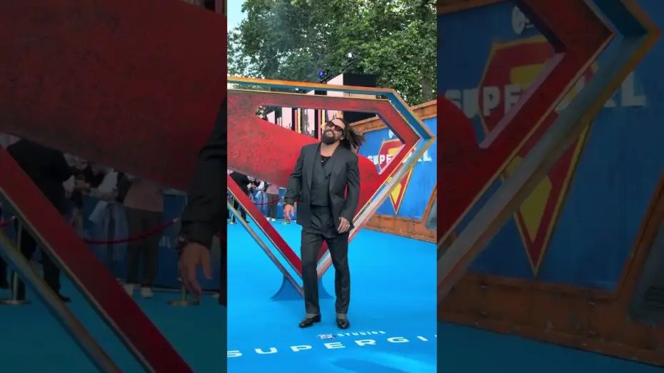 Wideo do filmu Supergirl — Jason Momoa makes an entrance in London for SUPERGIRL