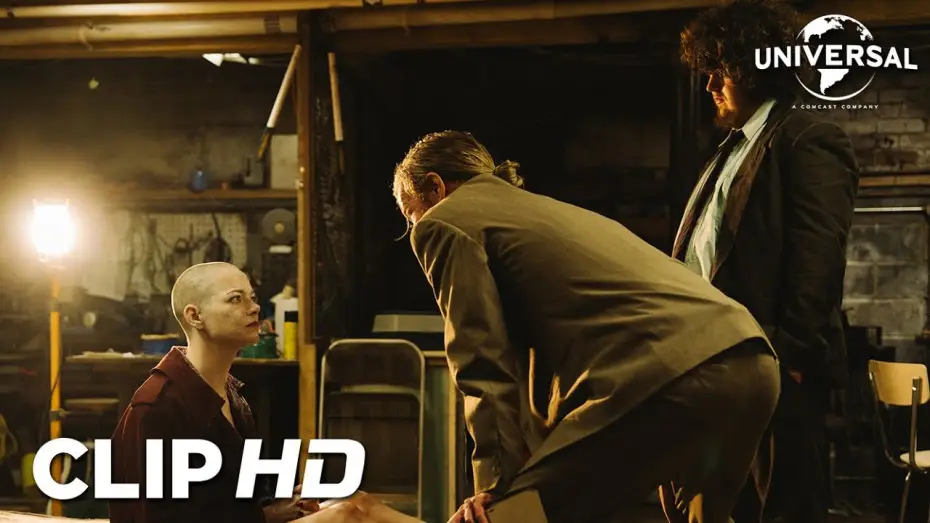 Wideo do filmu Bugonia — Clip en español - Interrogatorio