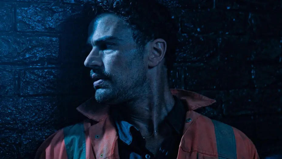 Wideo do filmu Fuze — Theo James Escapes Into The Sewers