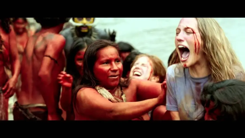 Wideo do filmu The Green Inferno — GREEN INFERNO - extrait "Arrivée au village"