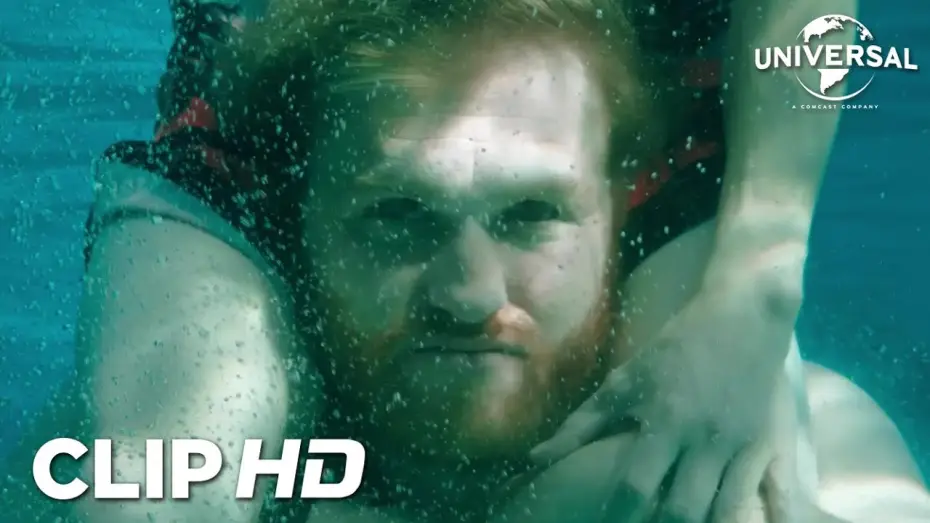 Wideo do filmu Przeklęta woda — Clip - Algo ataca a Ray en la fiesta de la piscina