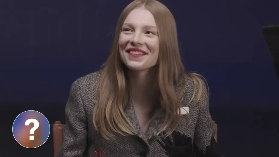 Wideo do filmu Kukułka — Name That Tune: Flute Edition with Hunter Schafer & Dan Stevens