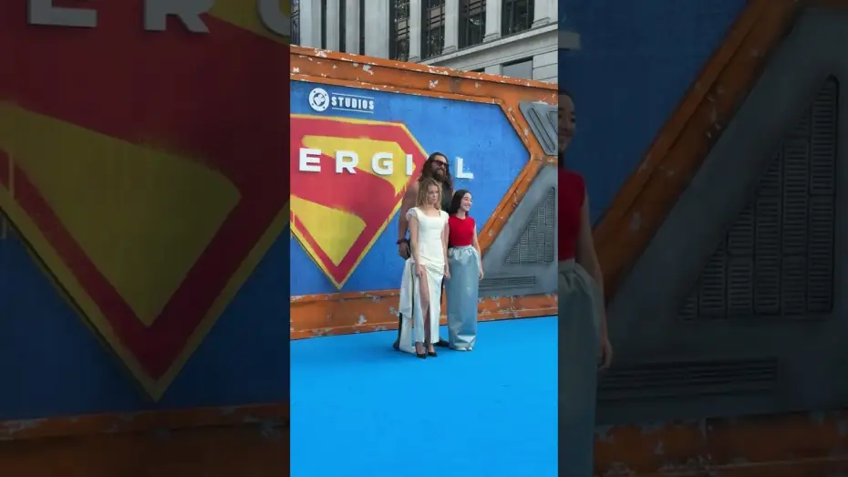 Wideo do filmu Supergirl — Dream team back together 🤝 SUPERGIRL’s Milly Alcock, Jason Momoa and Eve Ridley in London.