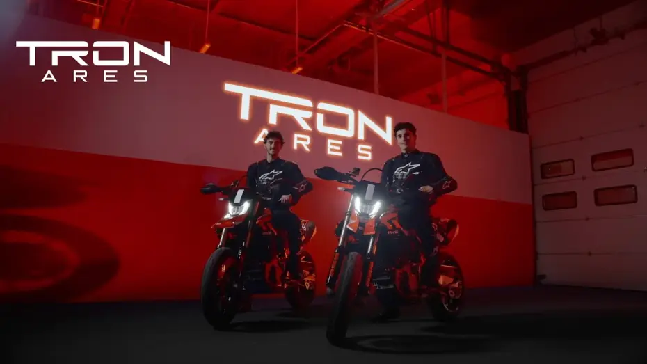 Wideo do filmu TRON: Ares — TRON: Ares x Ducati - Entra en la Red con Francesco Bagnaia y Marc Márquez