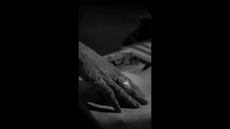 Wideo do filmu Mumia — The Mummy has zero boundaries when it comes to personal space and reading time.